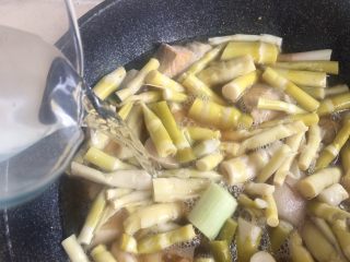 18、笋干啤酒炖肉,若啤酒不能够莫过肉跟笋干 倒一点点水