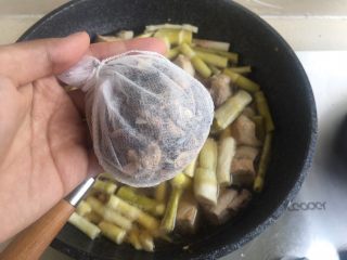 19、笋干啤酒炖肉,加入炖肉包