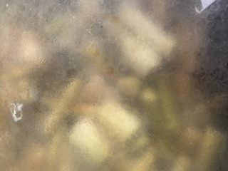 21、笋干啤酒炖肉,盖上盖子 大火煮开 转小火炖45分钟