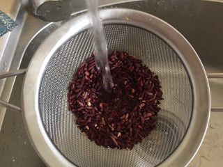 22、笋干啤酒炖肉,红曲米放过滤网洗净