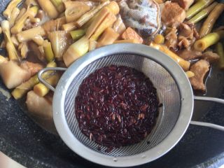 23、笋干啤酒炖肉,45分钟后打开锅 锅内还有汁水 把滤网放在汁里