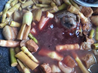 24、笋干啤酒炖肉,红曲米会出现红色 没关系 给肉上色的 