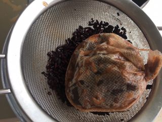 25、笋干啤酒炖肉,然后滤网里的红曲米 跟炖肉包都不要了 扔掉