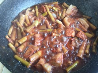26、笋干啤酒炖肉,锅内翻炒均匀  然后大火收汁