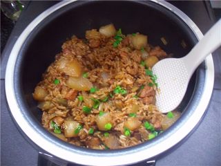 13、五花肉虾米萝卜焖饭,搅拌均匀即可吃饭