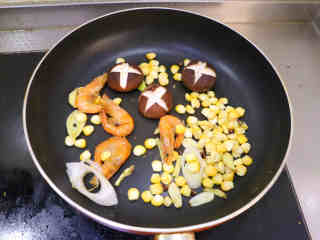 5、沙茶面,放入香菇，继续翻炒1分钟~