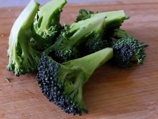 3、私房酸辣粉,西兰花切小。