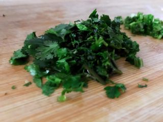 5、私房酸辣粉,香菜、葱切末，总之，要改刀的食材在这一步统统准备好。