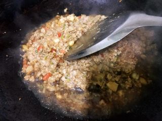 8、私房酸辣粉,用锅中的余油来爆香葱蒜末，把肉末放入翻炒均匀变色，放生抽、十三香、盐炒熟，盛出备用。