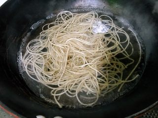 9、私房酸辣粉,锅中加水烧开，放入粉条。