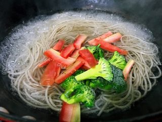 10、私房酸辣粉,放入西兰花、胡萝卜断生，粉条煮至透明，西兰花、胡萝卜煮熟。