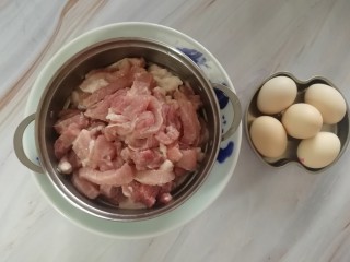 1、油炸酥肉,准备好所有材料，把买回来的肉去皮，切成自己需要的形状，切片或者长条