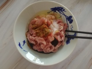 2、油炸酥肉,打入1个鸡蛋（只要蛋清），接着加入适量盐、胡椒粉、辣椒粉、生抽，