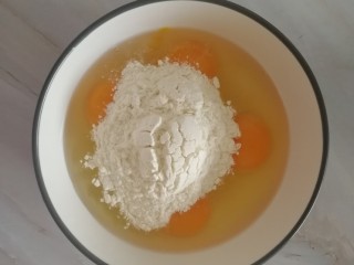 5、油炸酥肉,加入适量面粉，和蛋液混合打顺滑