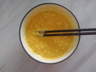 6、油炸酥肉,这时候碗里会出现很多这样的小疙瘩，可以放一下再调