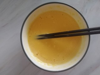 8、油炸酥肉,和油搅拌均匀（小疙瘩没有了是不是→_→）