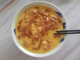 9、油炸酥肉,把腌好的肉和面糊混合在一起，搅拌均匀