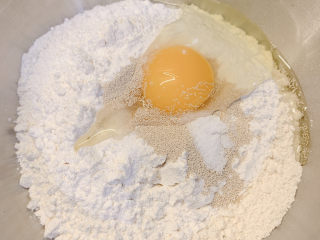 4、香酥小油条,放入1颗鸡蛋,酵母粉,盐