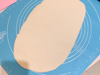 10、香酥小油条,醒好的面团进行排气,擀成椭圆形