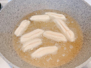17、香酥小油条,放入油条煎炸