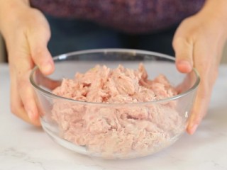 2、四喜丸子,猪肉切小块、大葱切碎，一起放进料理机中打成肉糜