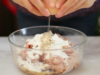 4、四喜丸子,再打入一个鸡蛋