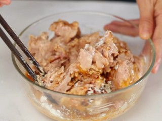 5、四喜丸子,用筷子顺时针一个方向搅拌至肉糜上劲儿