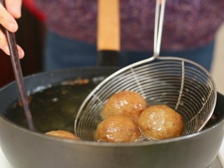 8、四喜丸子,中小火炸至丸子表面金黄色捞出控油