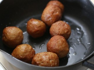 9、四喜丸子,锅中留少许底油倒入炸好的丸子