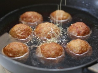 11、四喜丸子,再调入汤汁调料中的老抽、生抽、鸡精和糖，盖上锅盖大火煮开后转中小火炖煮