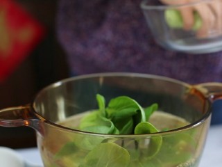 12、四喜丸子,利用炖煮丸子的时间将油菜放入开水中，烫煮约一分钟捞出摆入盘中垫底