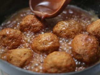 13、四喜丸子,待锅中汤汁减少时将丸子捞出放入盘中