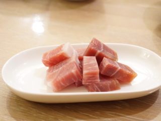 8、时令开胃汤,火腿切成中等大小块状