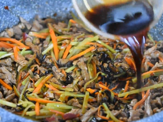 11、一学就会的“鱼香肉丝”做法,倒入鱼香汁