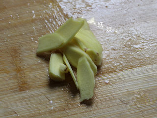 4、照烧鸡腿煲,姜切片。