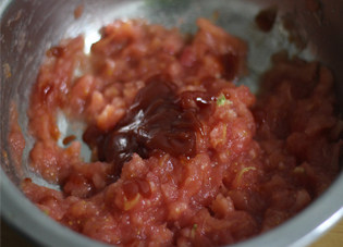 3、调制一份味道不一般的腌料——番茄蒜香烤鸡,放入番茄酱，最好稍微多一点，我的番茄酱没有啦，所以放的有点少