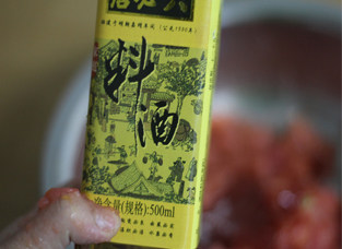 4、调制一份味道不一般的腌料——番茄蒜香烤鸡,放少许料酒。