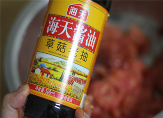 5、调制一份味道不一般的腌料——番茄蒜香烤鸡,放老抽，能使鸡的颜色更好看一些。