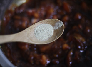 6、调制一份味道不一般的腌料——番茄蒜香烤鸡,放入少许白胡椒粉，也起到去腥的作用。