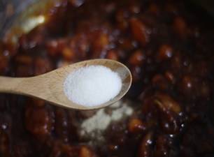 7、调制一份味道不一般的腌料——番茄蒜香烤鸡,放入适量盐。