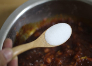 8、调制一份味道不一般的腌料——番茄蒜香烤鸡,放入适量糖。