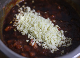 9、调制一份味道不一般的腌料——番茄蒜香烤鸡,放入大量蒜末，别吝啬，我的这一只小三黄鸡大概放了2头蒜。