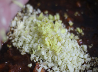 10、调制一份味道不一般的腌料——番茄蒜香烤鸡,放些姜末。