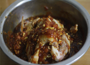 11、调制一份味道不一般的腌料——番茄蒜香烤鸡,三黄鸡放腌料里腌制，注意往鸡肚子里塞满腌料，冷藏腌制24小时。