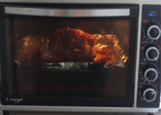 12、调制一份味道不一般的腌料——番茄蒜香烤鸡,放入预热200度的烤箱，烤一个小时，烤之前把鸡翅尖用锡纸包上，以免烤糊，鸡表面烤上色后加盖一张锡纸，以免上色过深或者烤糊。