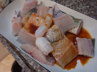 4、红烧草鱼,加盐、料酒、生抽腌制半小时，方便入味