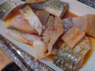 5、红烧草鱼,腌制过程中…