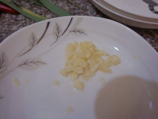 6、红烧草鱼,准备蒜泥