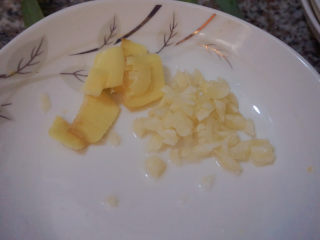 7、红烧草鱼,姜片