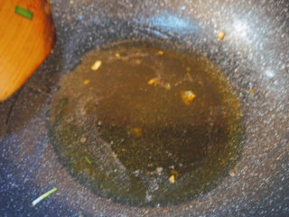 12、红烧草鱼,锅内倒入较多的花生油